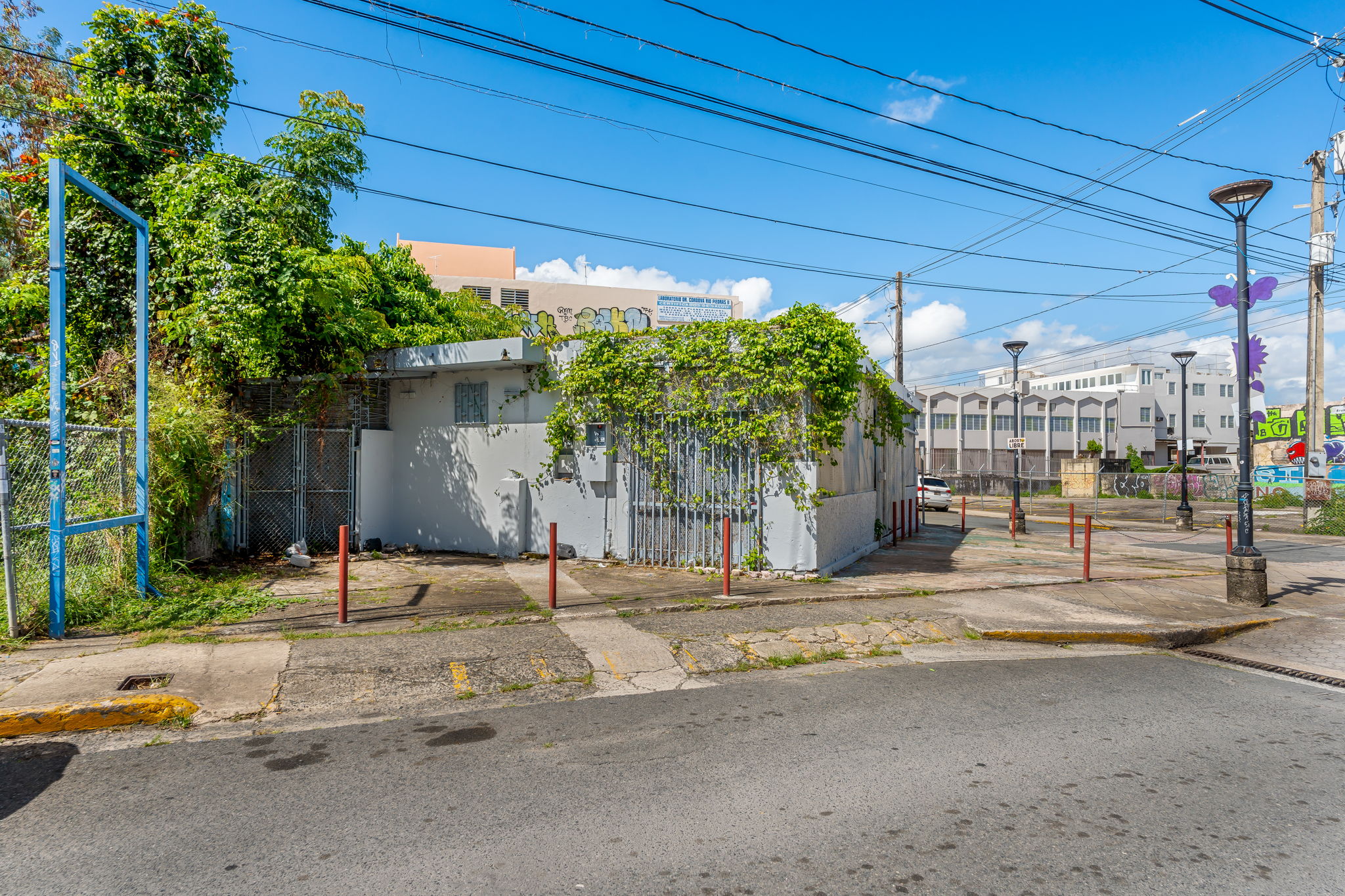 1053 Brumbaugh — fachada lateral en esquina
