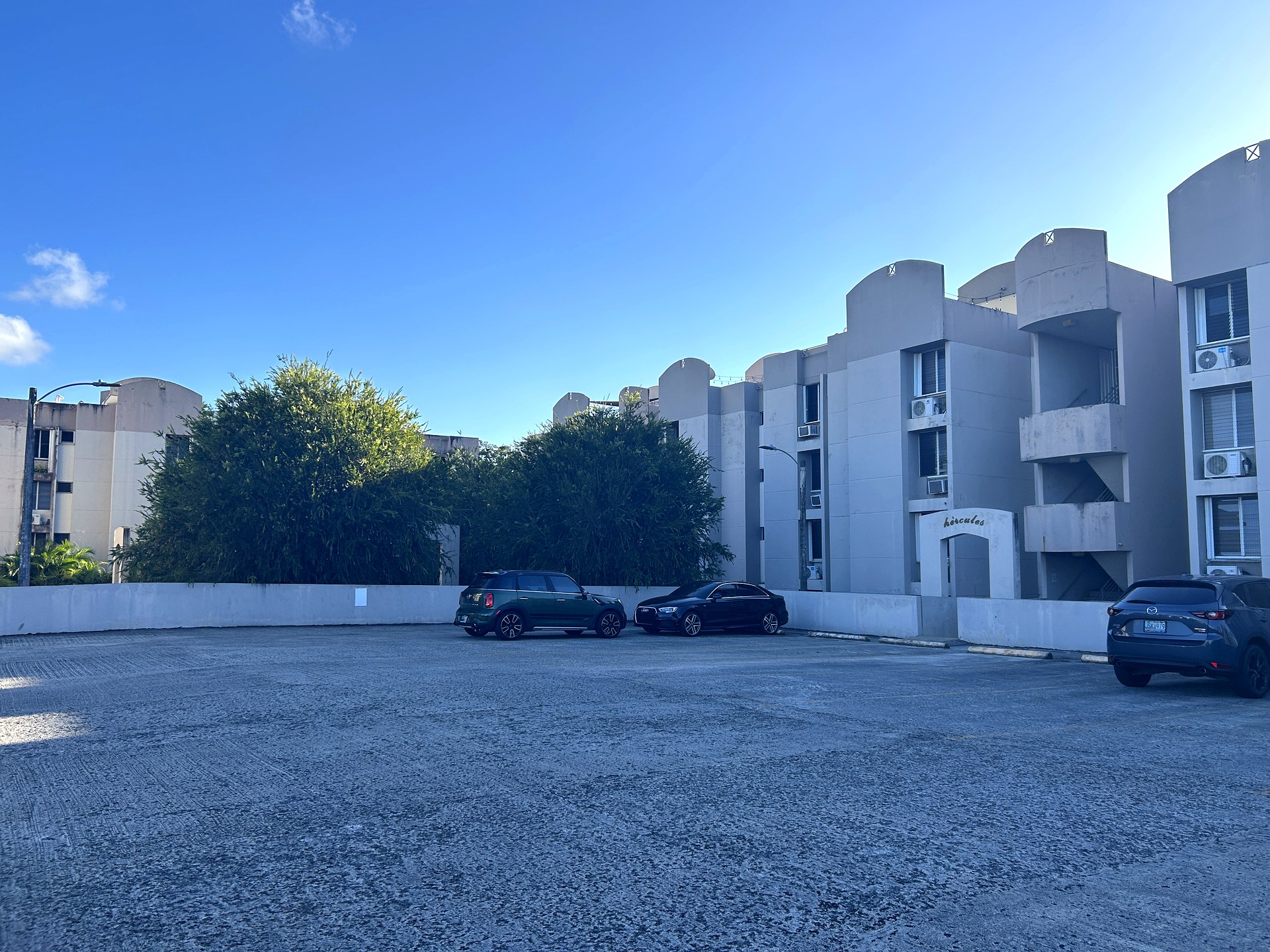 Amplia terraza con gazebo