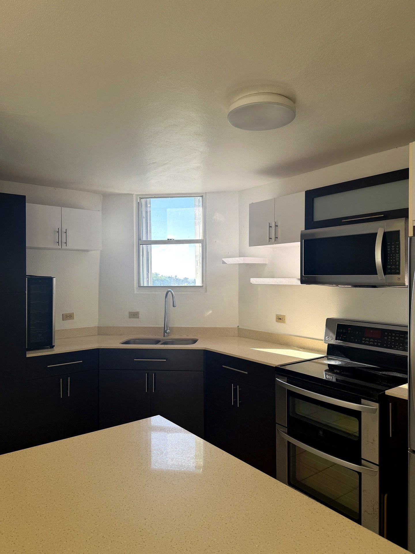 Cocina renovada con encimera de quartz