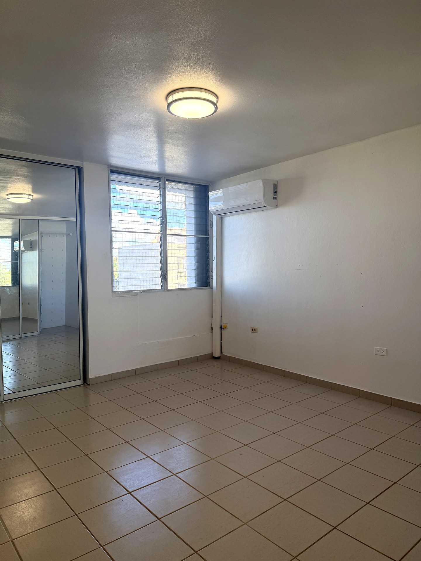 Cuarto principal amplio con aire acondicionado