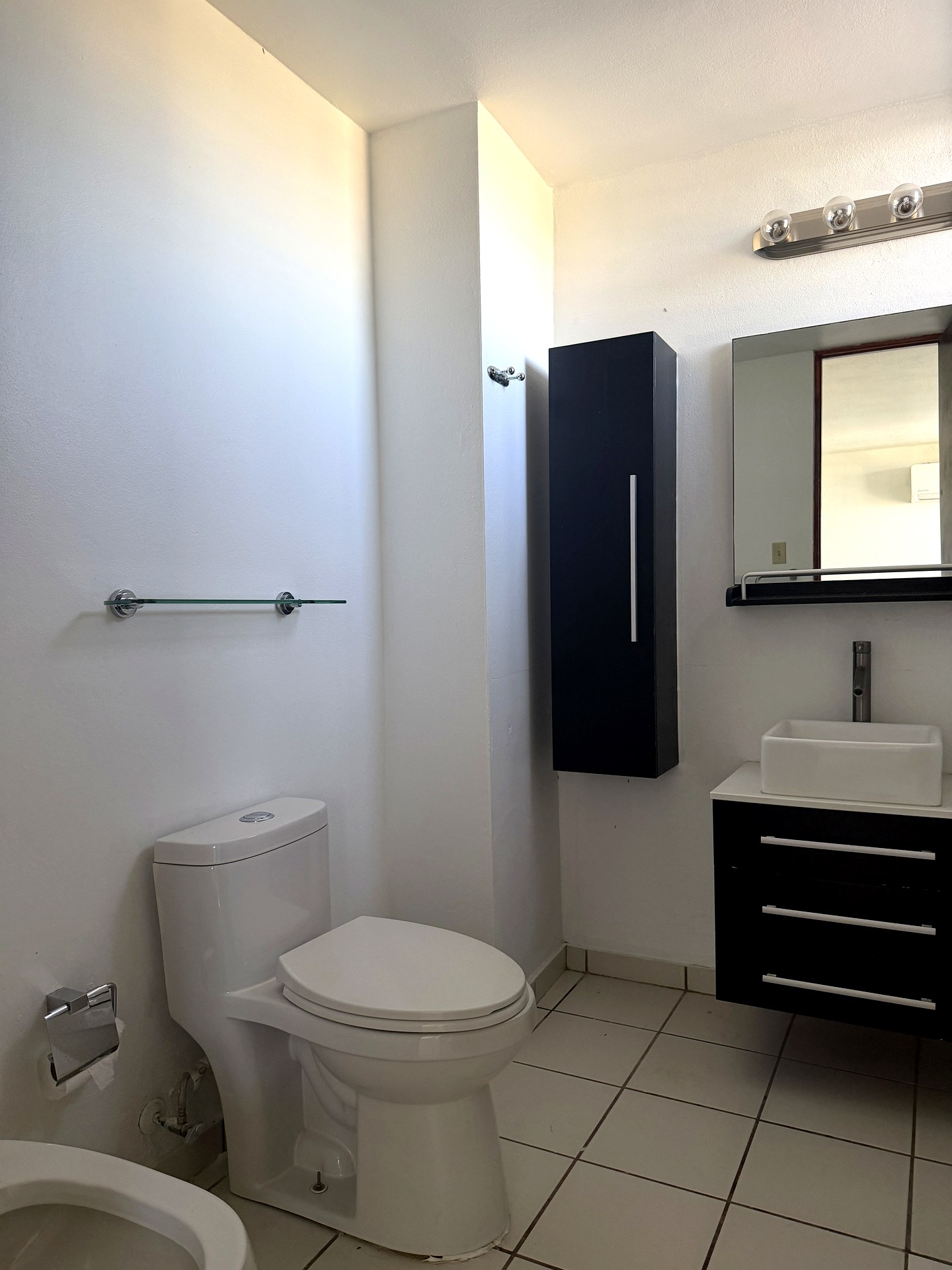 Baño principal moderno renovado